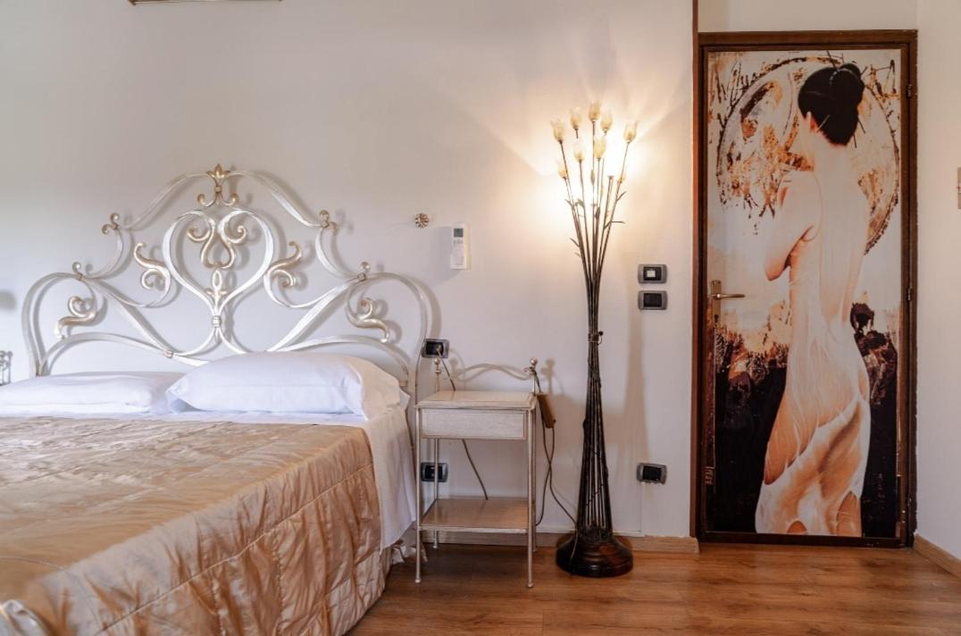 Manuela Le Quattro Coppe Hotel Desenzano del Garda Buitenkant foto