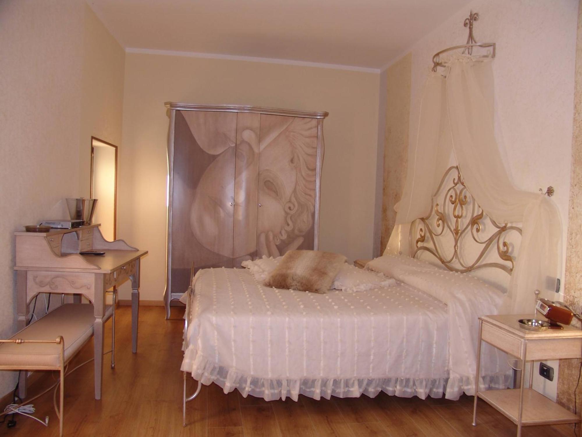 Manuela Le Quattro Coppe Hotel Desenzano del Garda Buitenkant foto