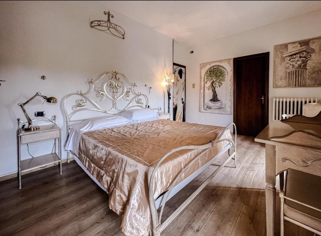 Manuela Le Quattro Coppe Hotel Desenzano del Garda Buitenkant foto