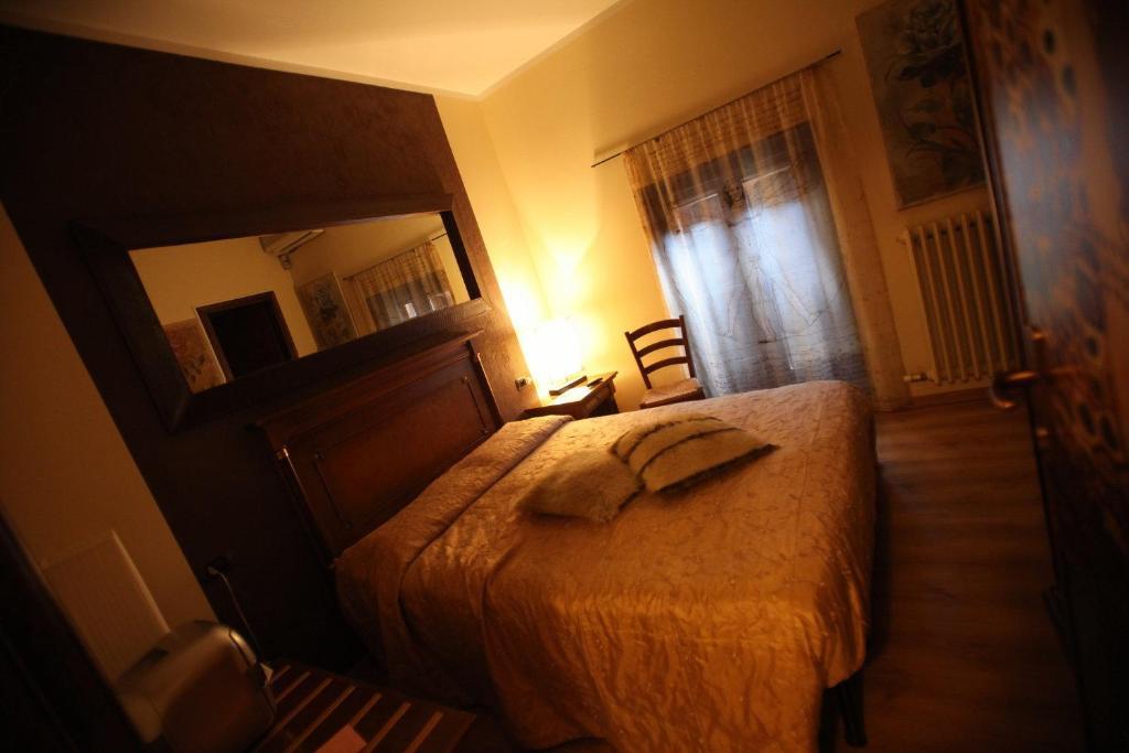 Manuela Le Quattro Coppe Hotel Desenzano del Garda Buitenkant foto